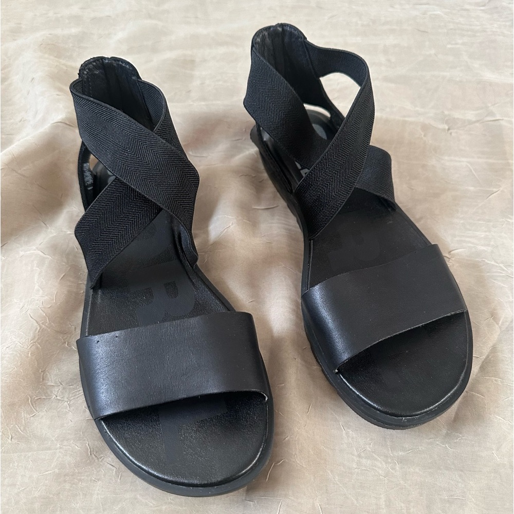 SOREL Black Stretch Strap Sandal Flats size 5.5
